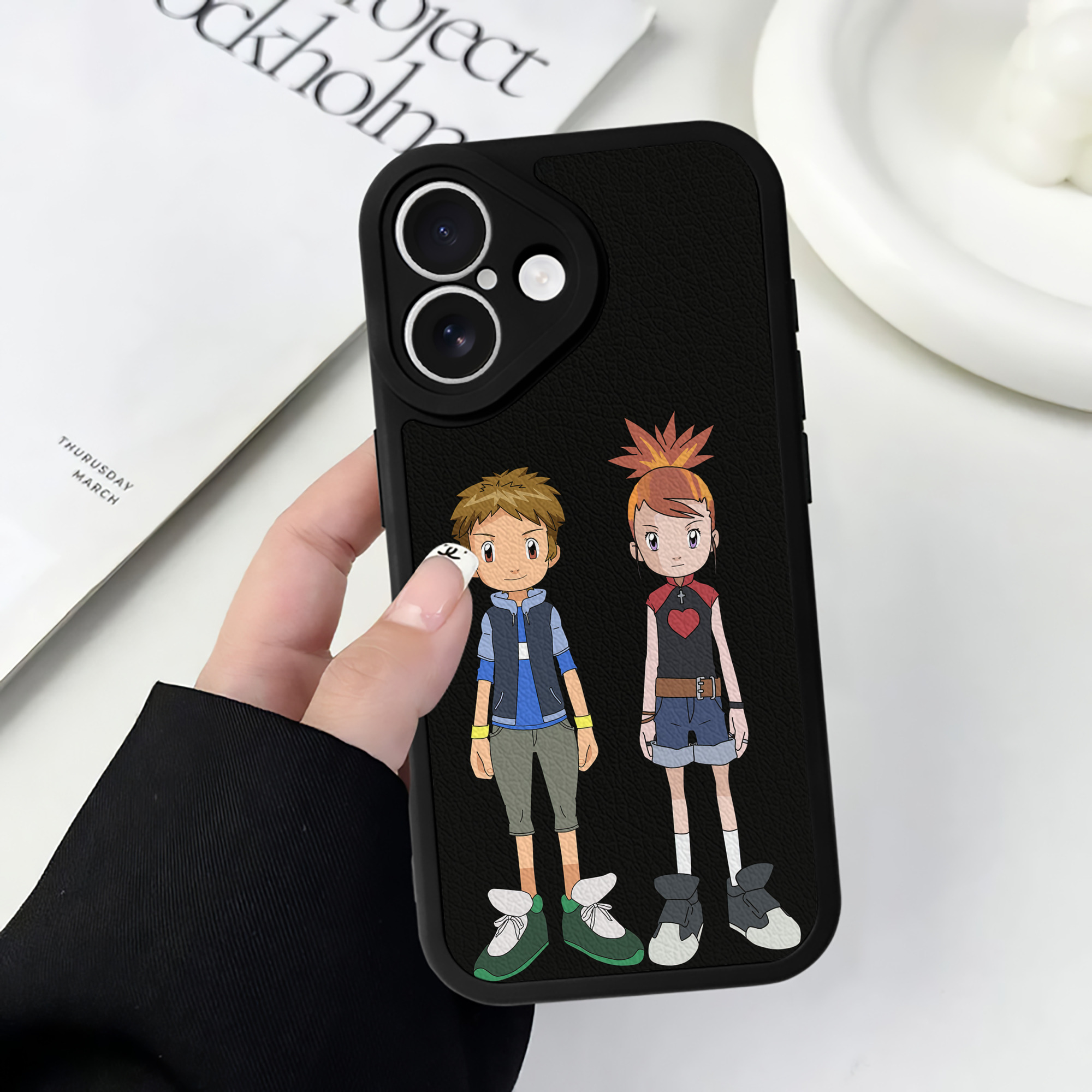 （画像用） Digimon デジタルモンスター/デジモン 【iPhone 16シリーズ対応】シリコンスマホケース（レザー調） 材質：シリコン